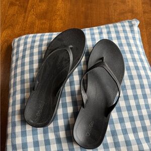 OluKai Black Sandals Minimalist Thong Design
